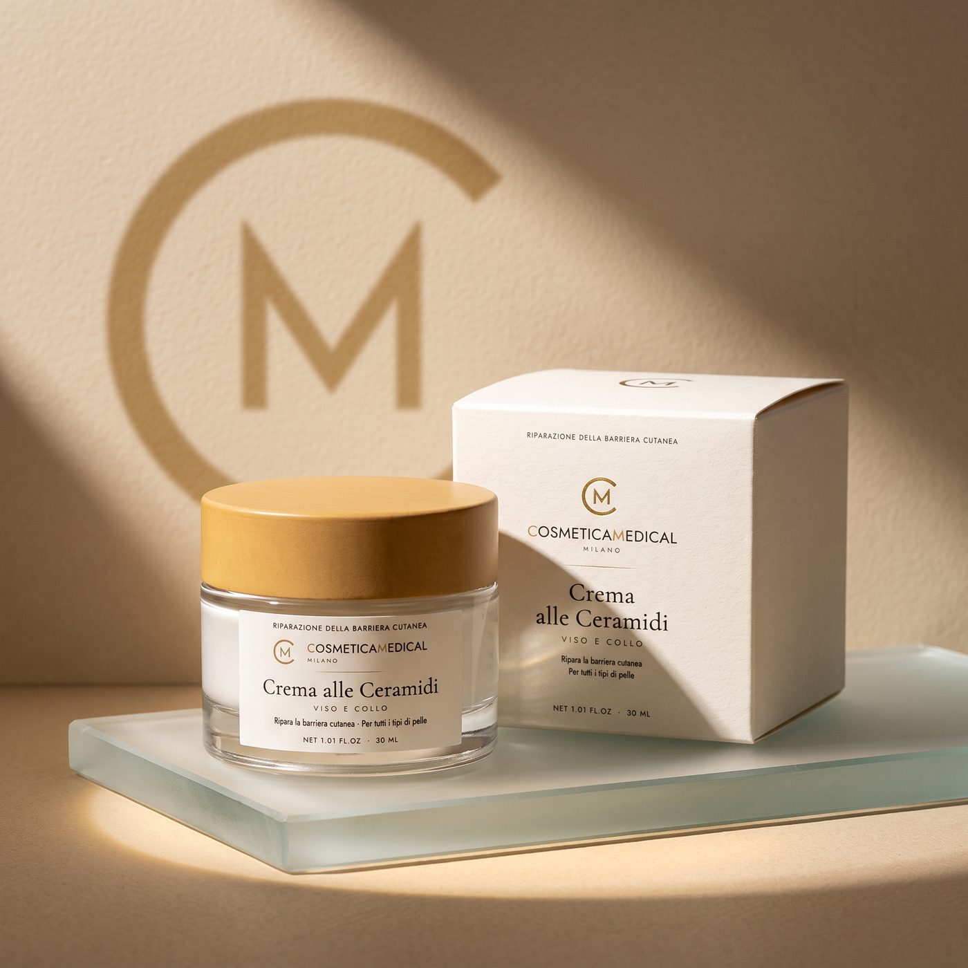 La Crema alle Ceramidi con il monogramma proiettato