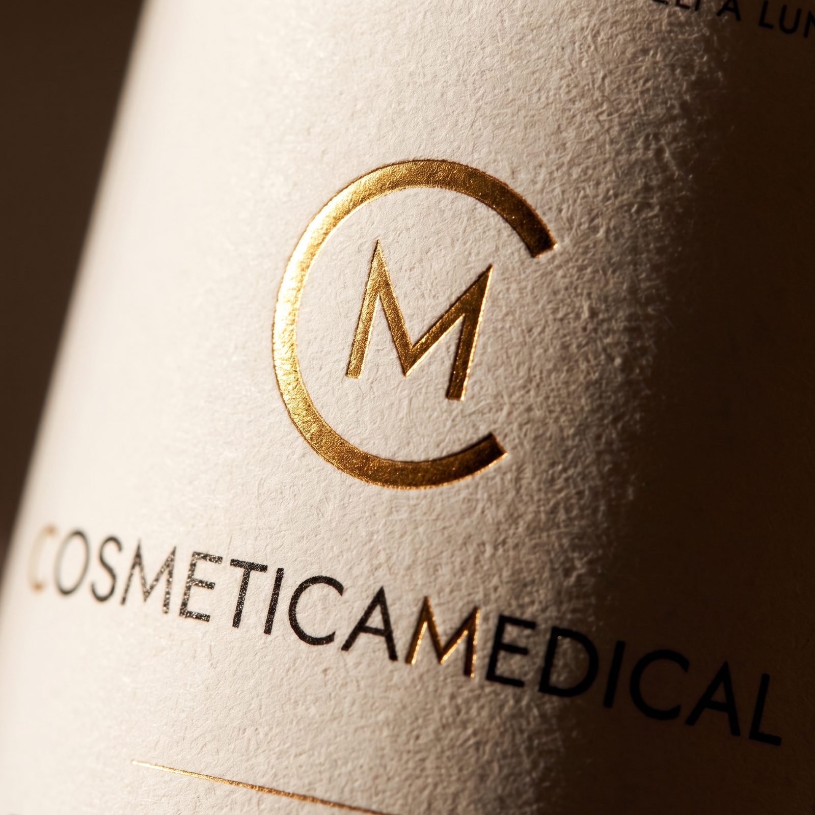 Il monogramma Cosmetica Medical stampato in oro a caldo